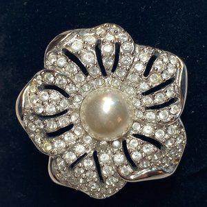 SWAROVSKI RHINESTONE AND PEARL BROOCH